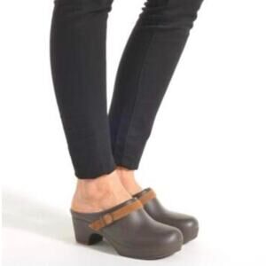 Crocs Sarah Dual Comfort Clogs Womens 7 Brown Suede Strap Platform Heel Mules